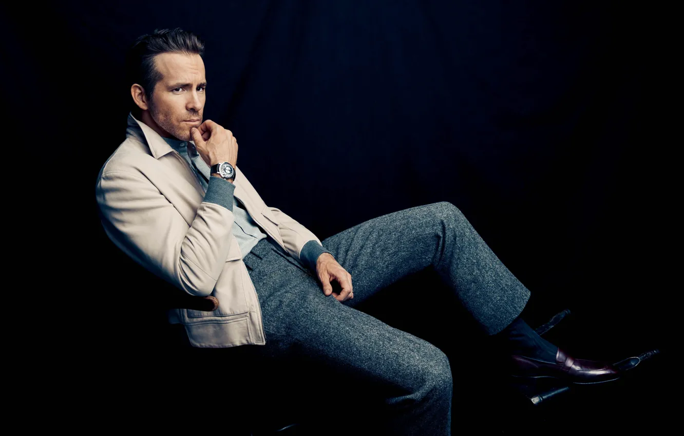 Photo wallpaper pose, background, watch, actor, Ryan Reynolds