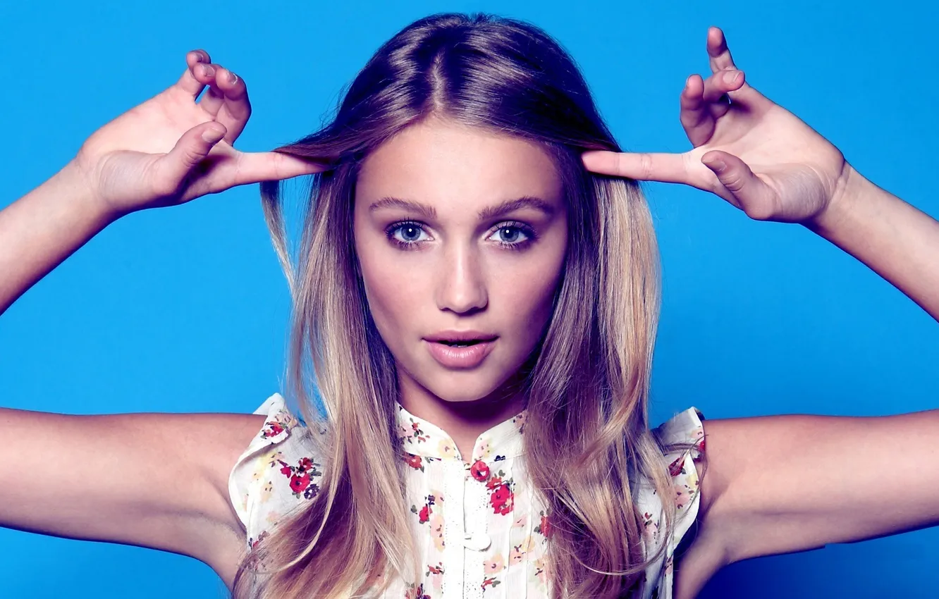 Photo wallpaper girl, face, background, hair, hands, Cailin Russo