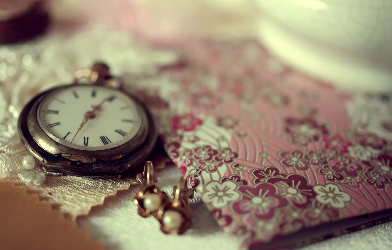 Photo wallpaper macro, decoration, time, table, watch, earrings, notebook