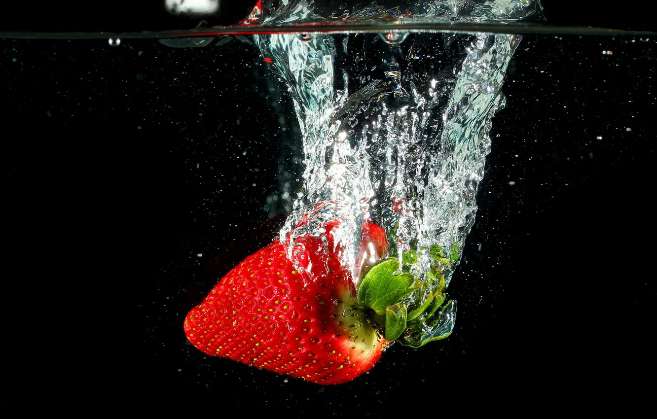Photo wallpaper water, macro, strawberry