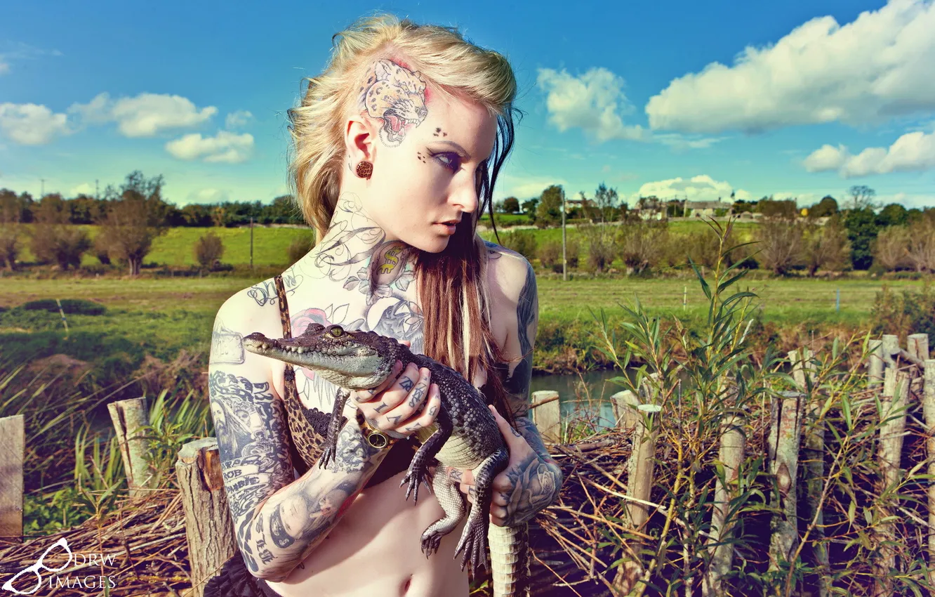 Photo wallpaper girl, crocodile, Lusy Logan