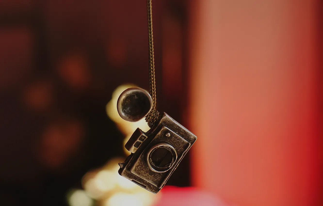 Photo wallpaper the camera, chain, suspension