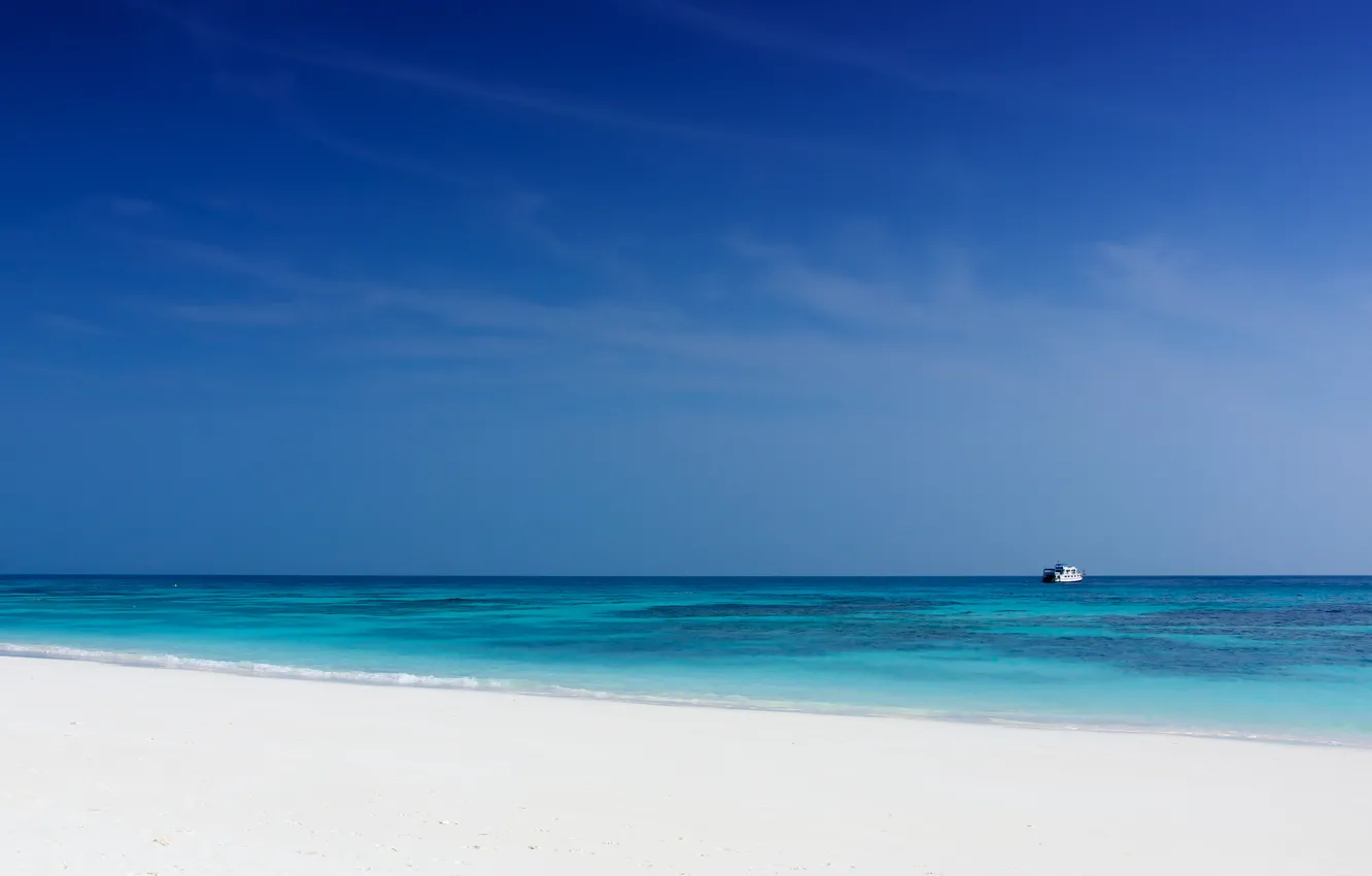 Photo wallpaper boat, beach, sea, corals, blue water, reef, blue sky, horizon