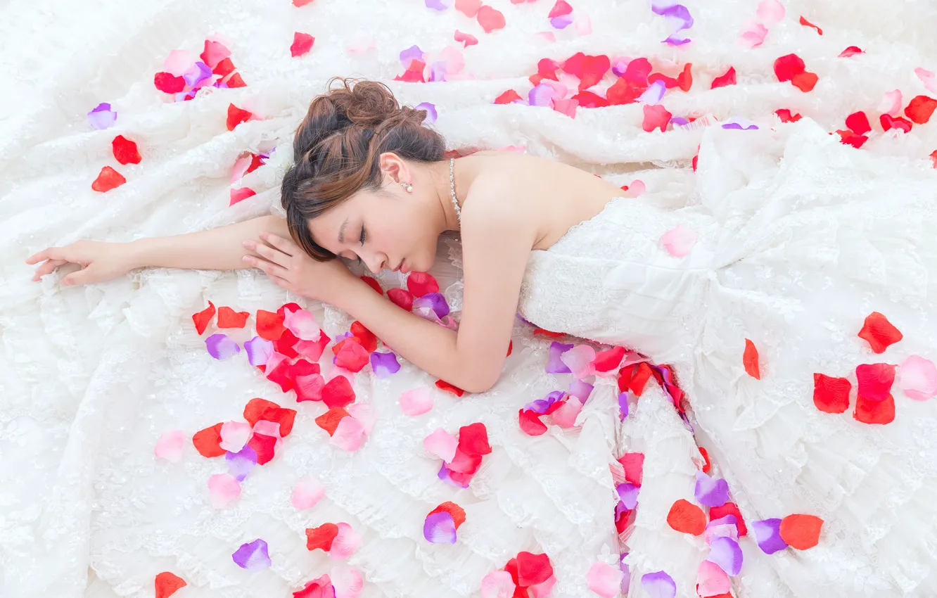 Photo wallpaper girl, face, petals, dress