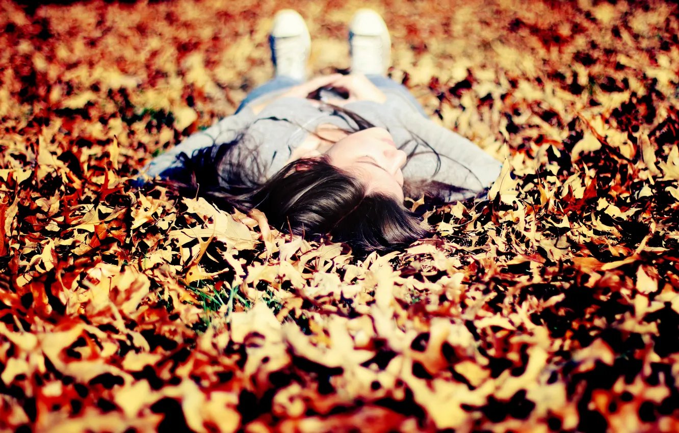 Photo wallpaper autumn, leaves, girl, lies