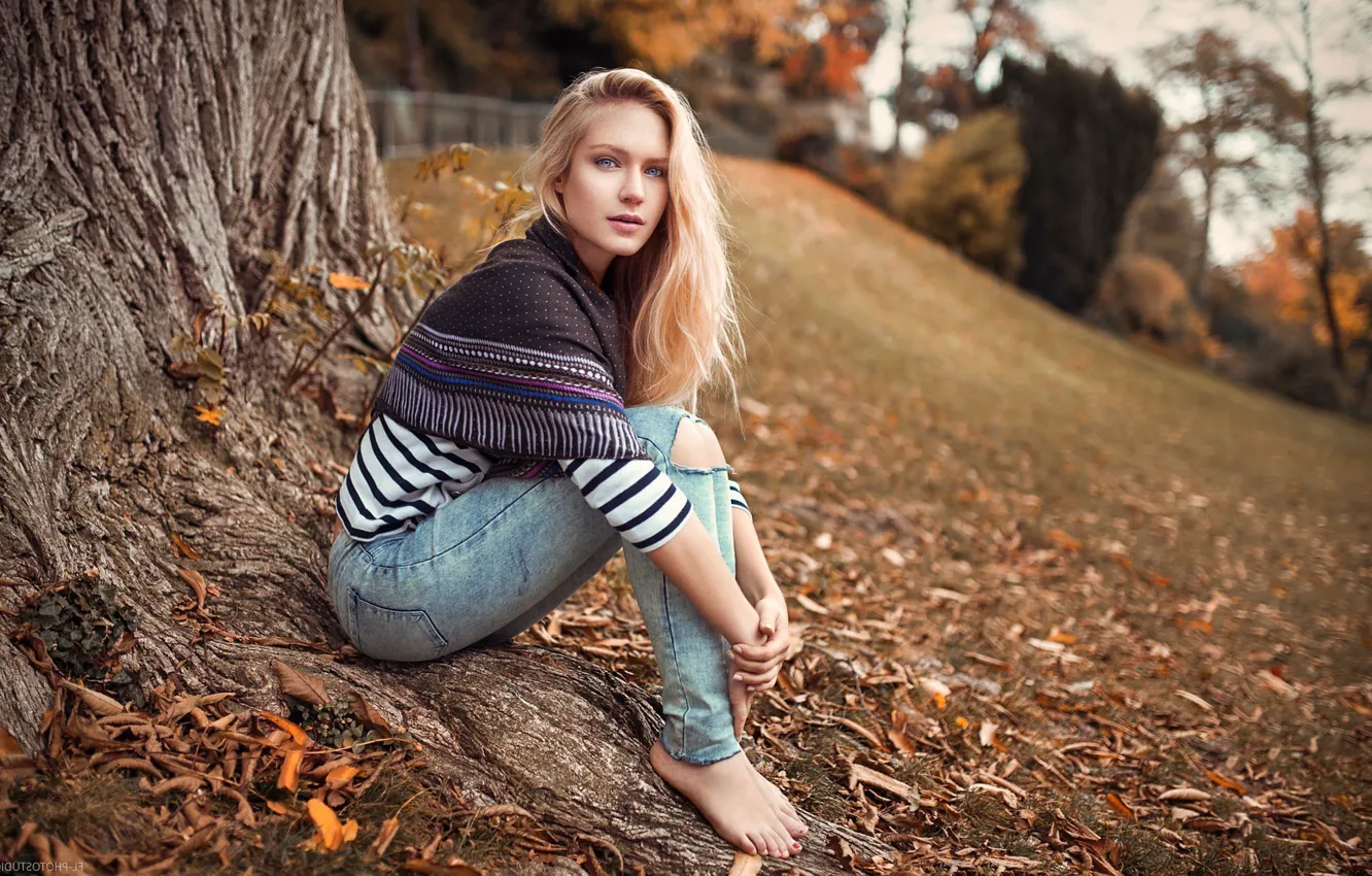 Photo wallpaper trees, jeans, blue eyes, trees, blue eyes, blurred background, jeans, charm