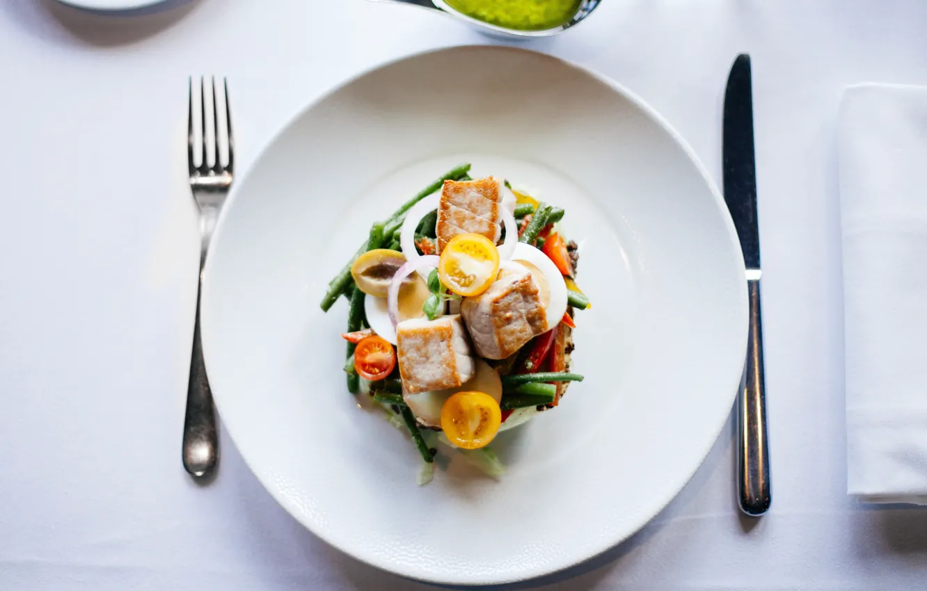 Photo wallpaper fish, plate, plug, vegetables, tomatoes, salad, fish, tomatoes