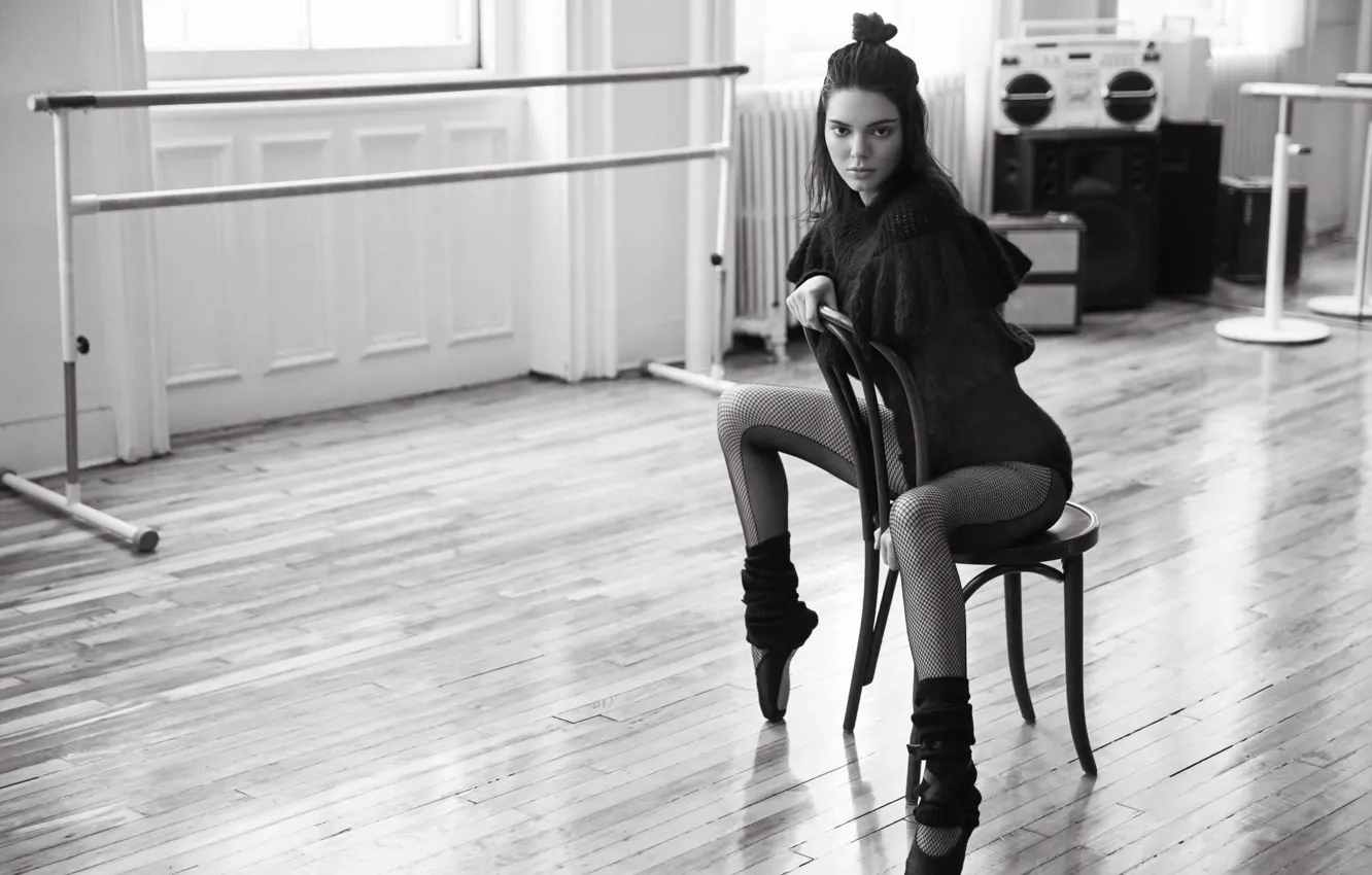 Photo wallpaper pose, black and white, sitting, Kendall Jenner