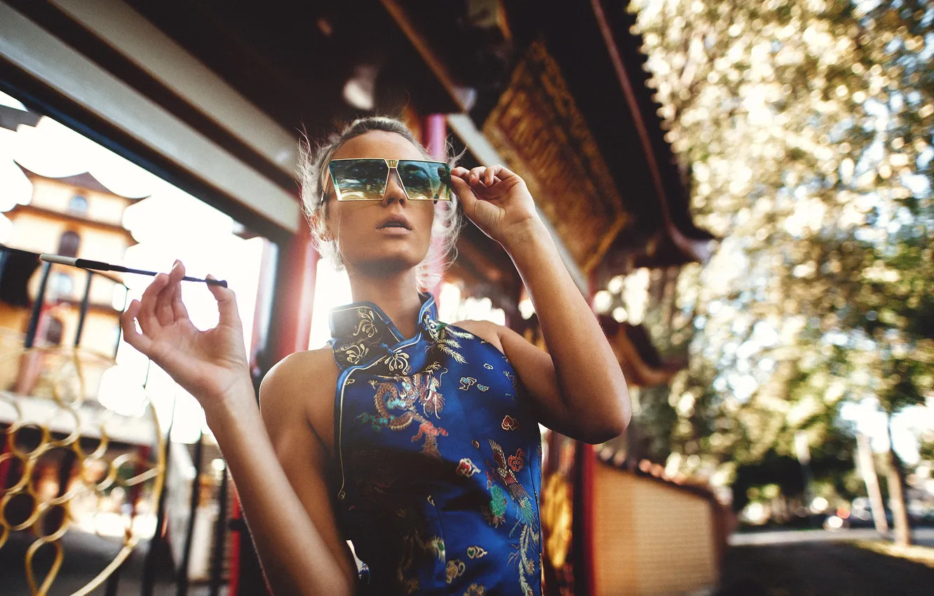 Photo wallpaper the sun, pose, model, portrait, makeup, dress, glasses, hairstyle