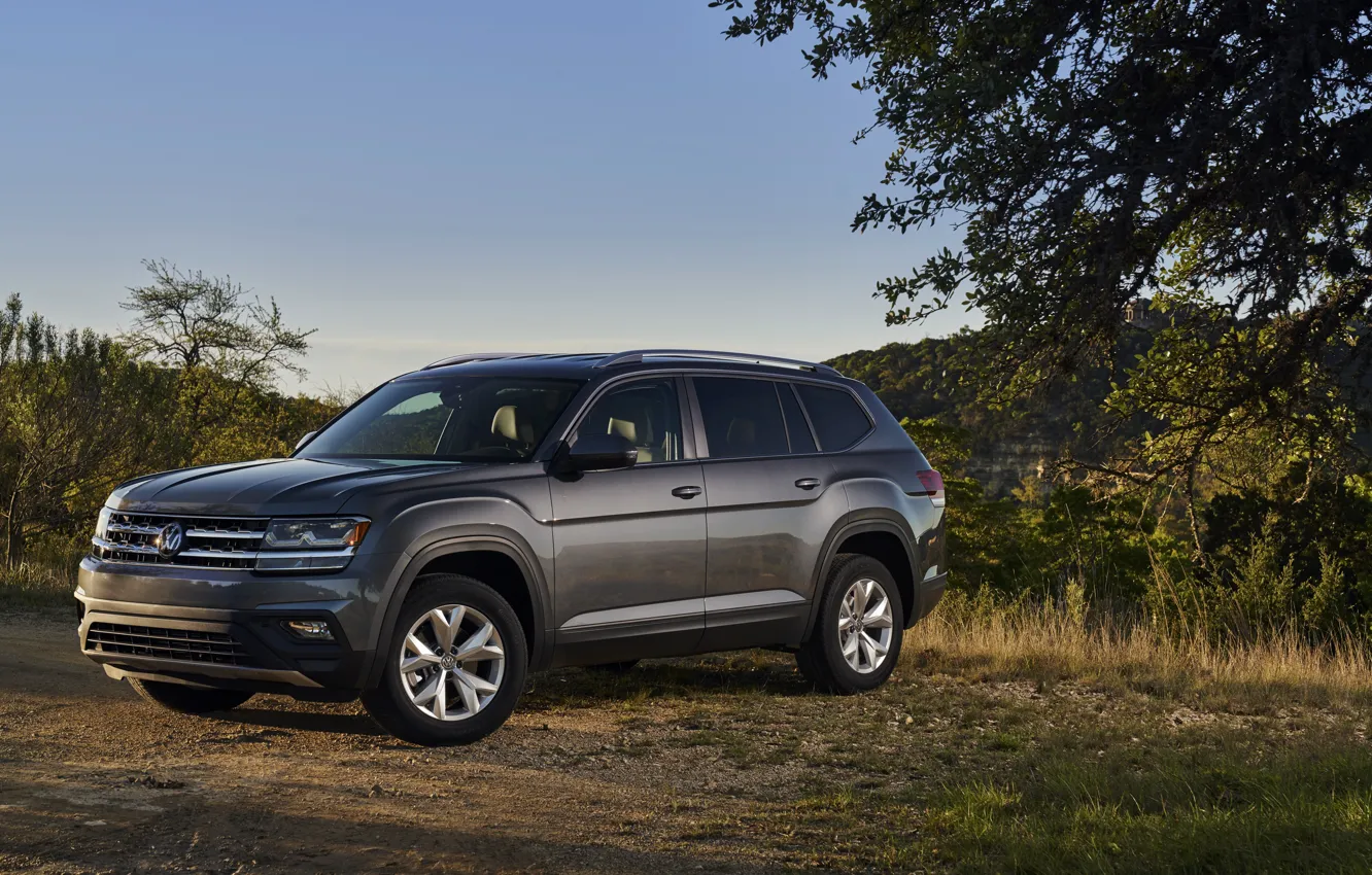 Photo wallpaper the sky, trees, Volkswagen, Atlas, 2017, dark gray