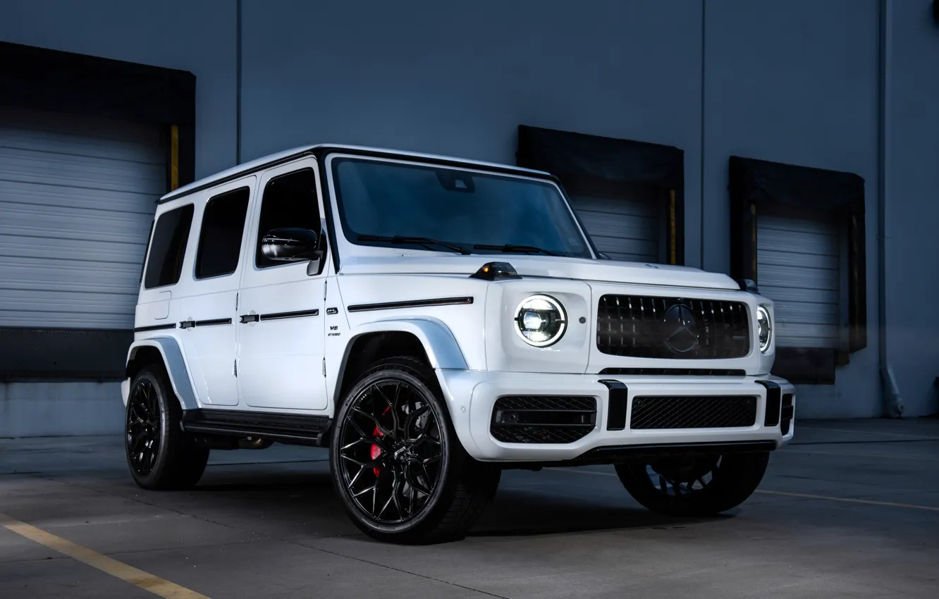 White g. Mercedes g63 AMG White. Mercedes Benz g63 AMG белый. Mercedes g63 AMG 2019 белый. Мерседес-Бенц g 63 AMG белый.