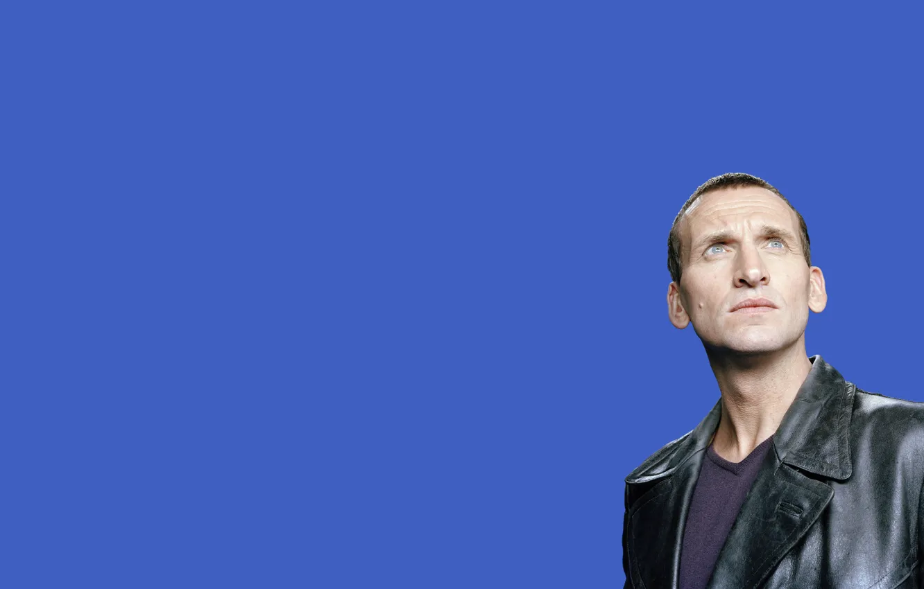 Photo wallpaper actor, male, Doctor Who, blue background, Doctor Who, leather jacket, kozhanka, Christopher Eccleston