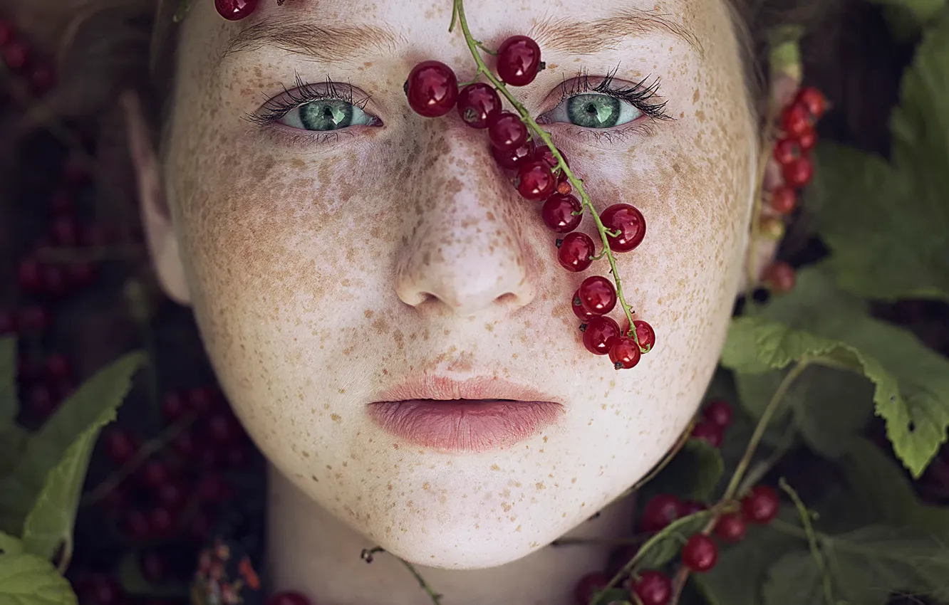 Photo wallpaper macro, girl, freckles, red currant