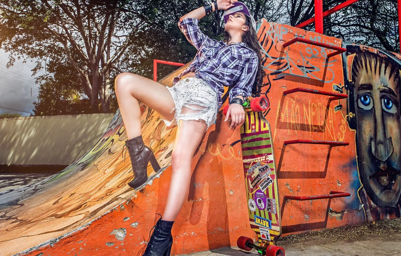 Photo wallpaper style, feet, shorts, skateboard, ramp, Thais Silva