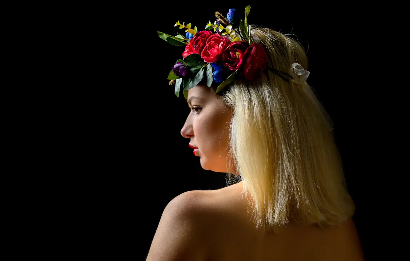 Photo wallpaper girl, blonde, shoulders, wreath, the dark background