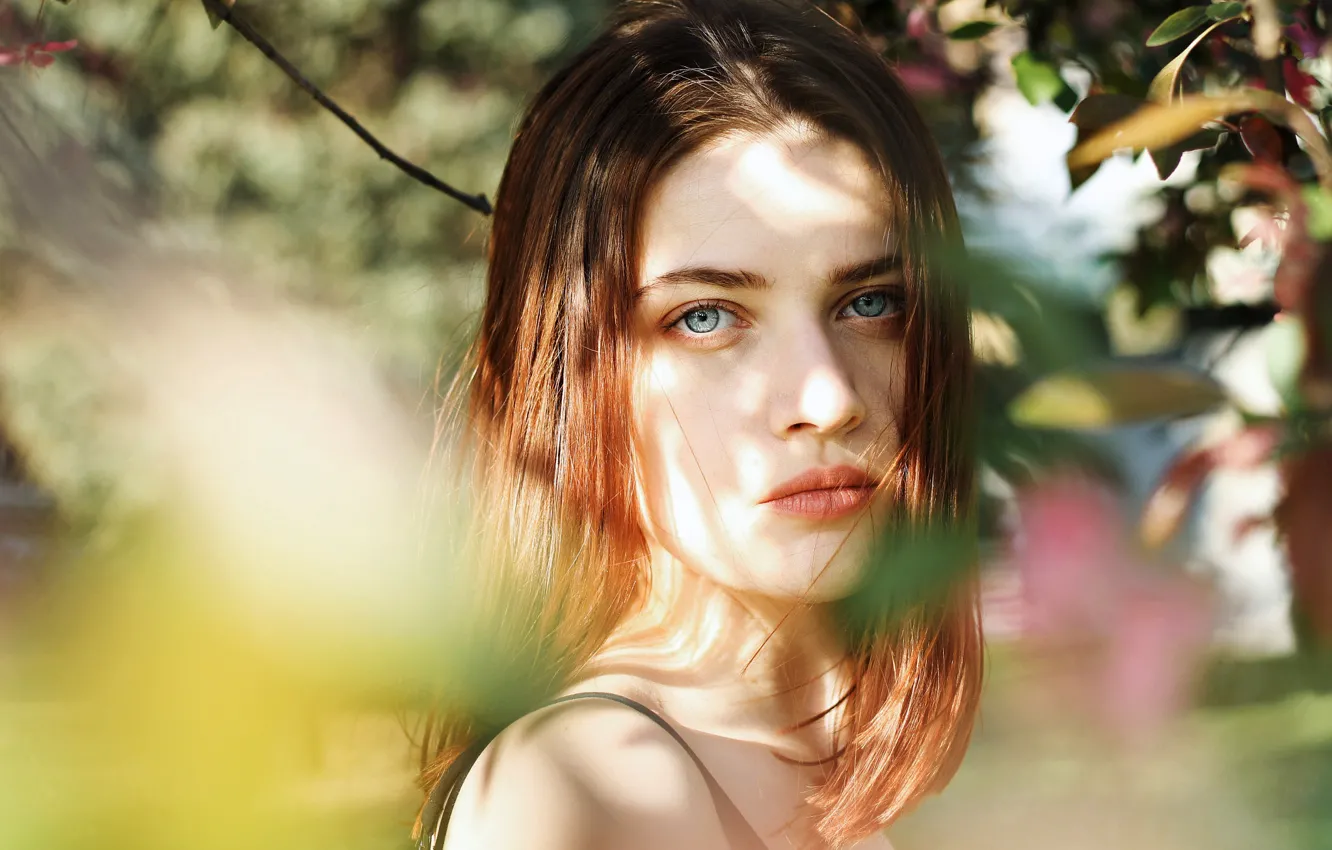 Photo wallpaper look, leaves, the sun, branches, model, portrait, makeup, hairstyle