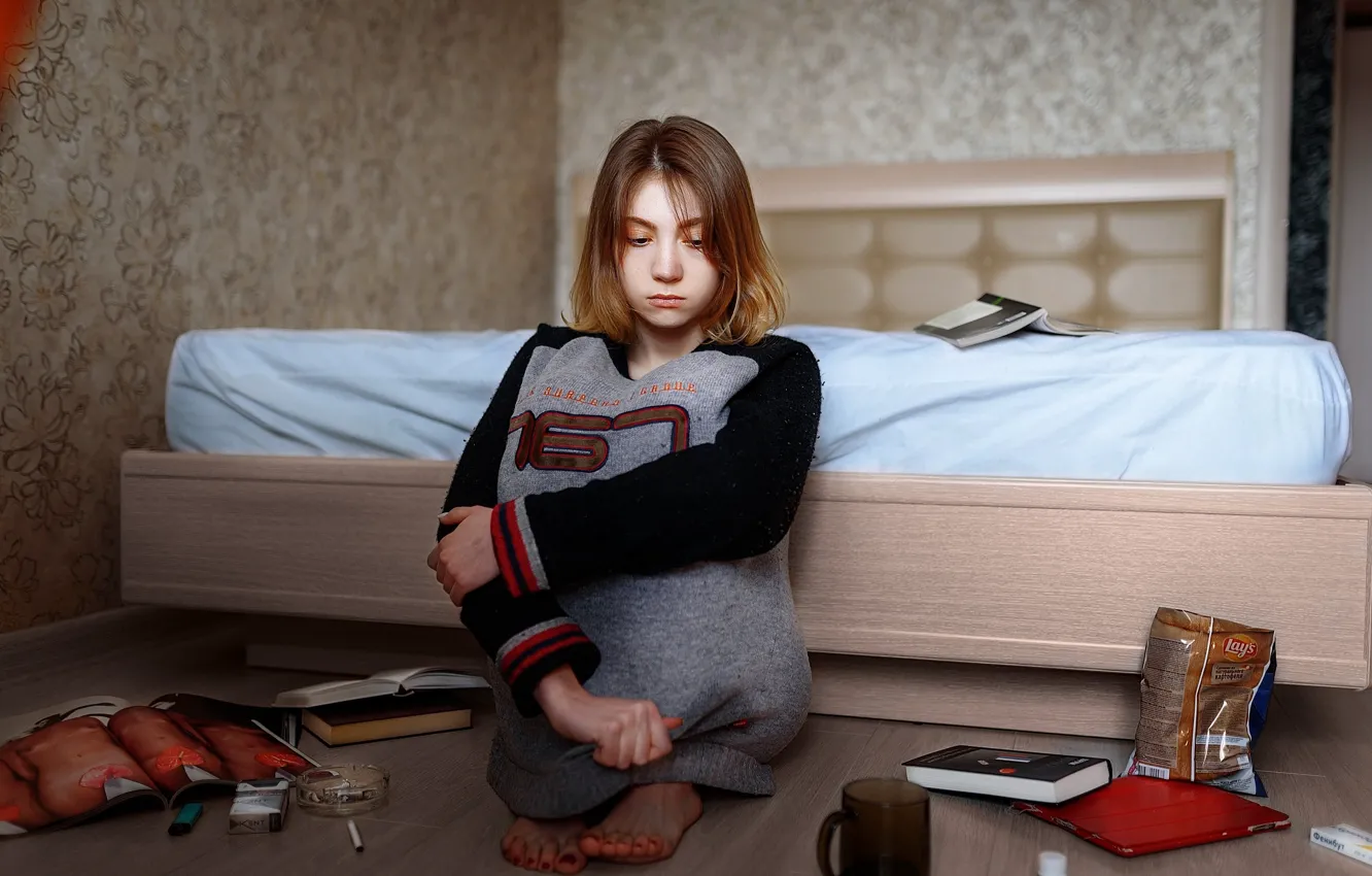 Photo wallpaper girl, books, bed, sweater, Vlad.