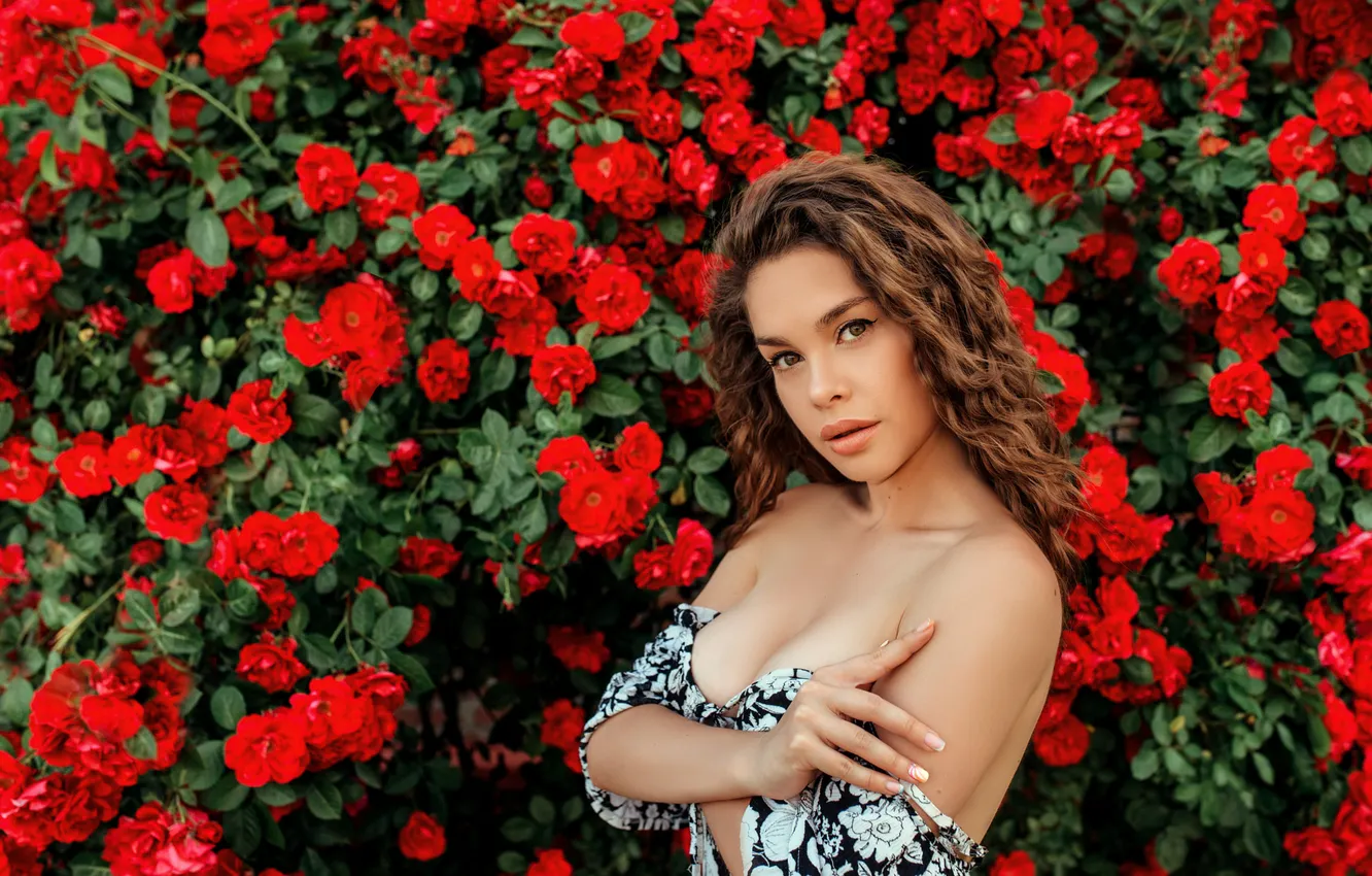 Photo wallpaper chest, summer, girl, flowers, red, pose, roses, garden