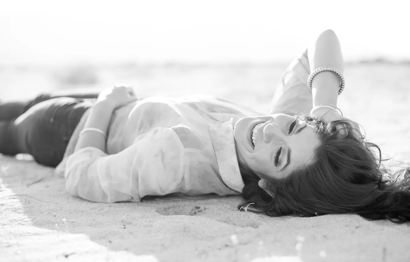 Photo wallpaper sand, girl, joy, happiness, laughter, brunette, lies, black and white