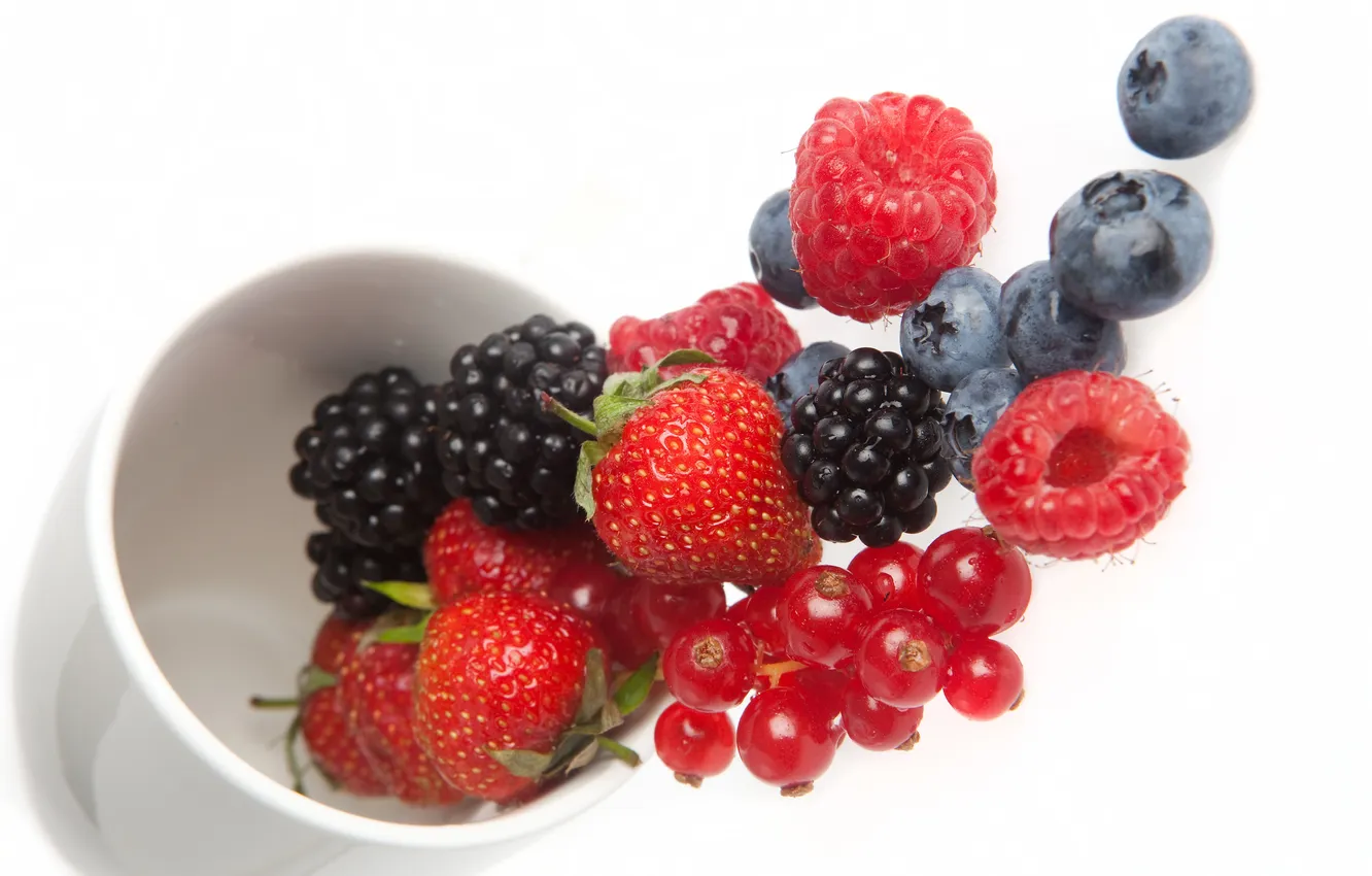 Photo wallpaper berries, white background, bowl