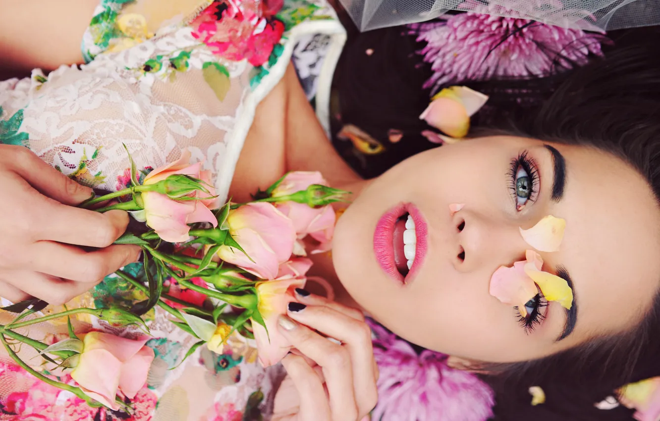 Photo wallpaper girl, flowers, model, roses, petals, brunette, Rachel Dashae