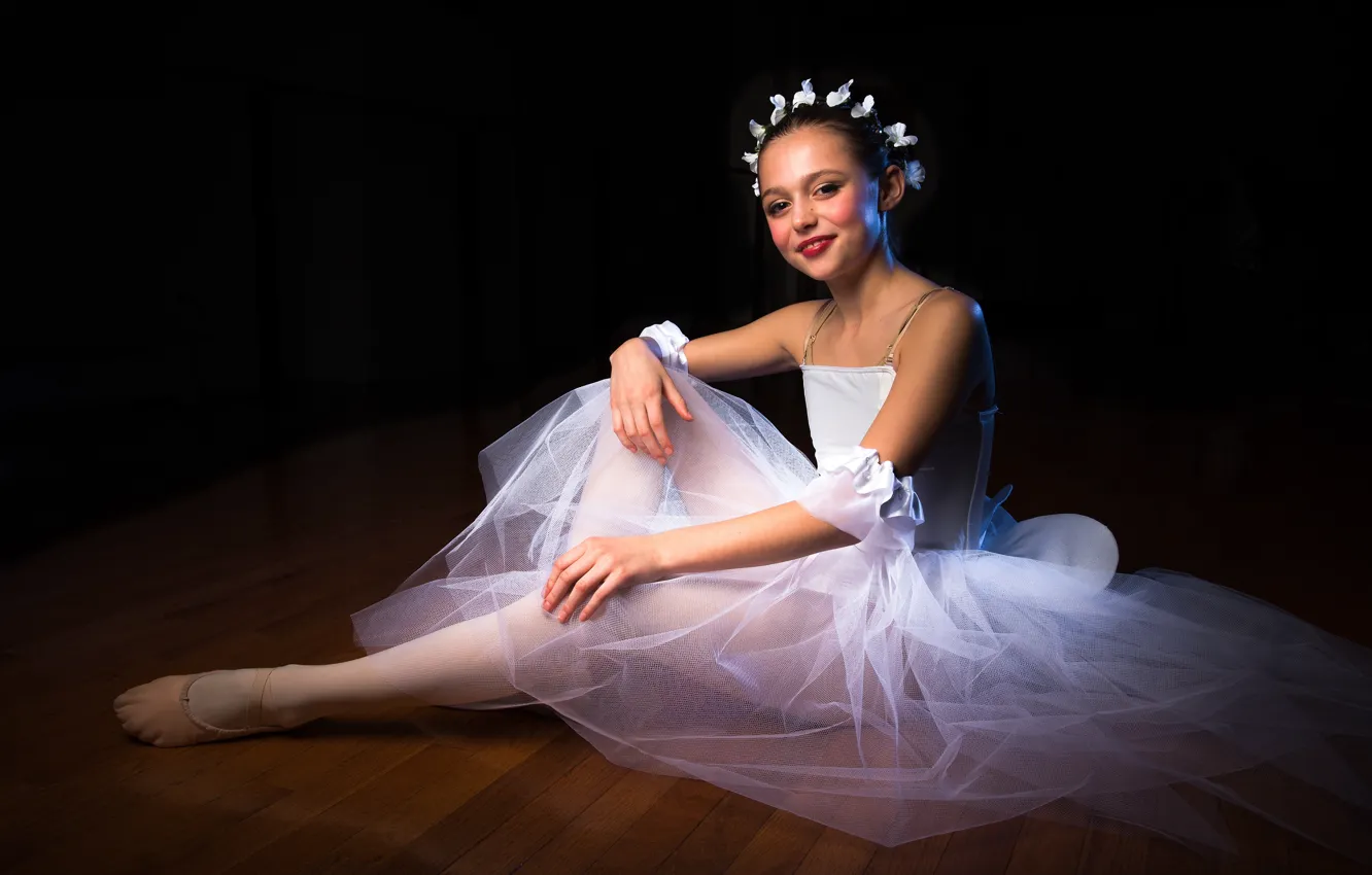 Photo wallpaper girl, black background, ballerina