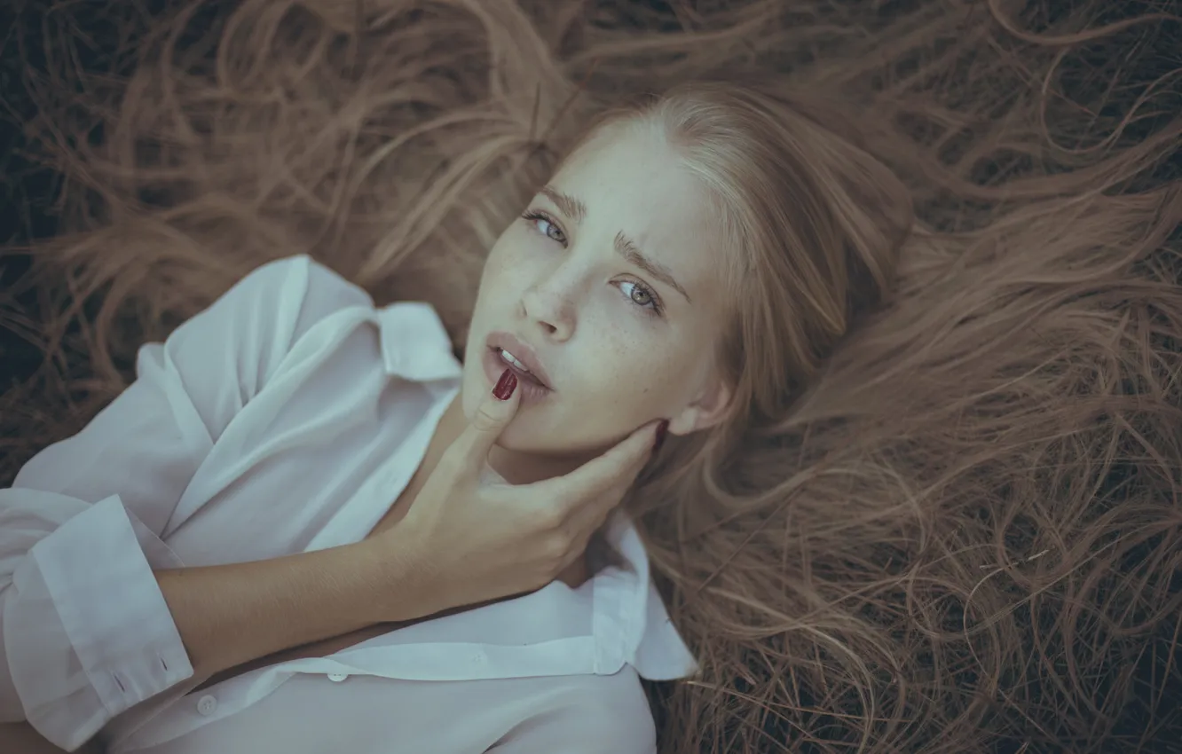 Photo wallpaper girl, lies, freckles