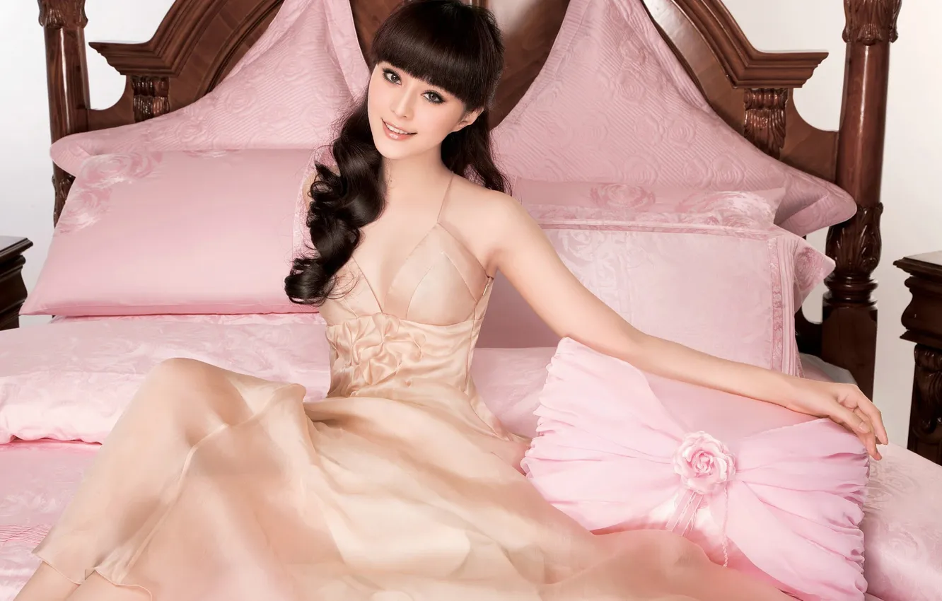 Photo wallpaper girl, face, smile, bed, bed, pink