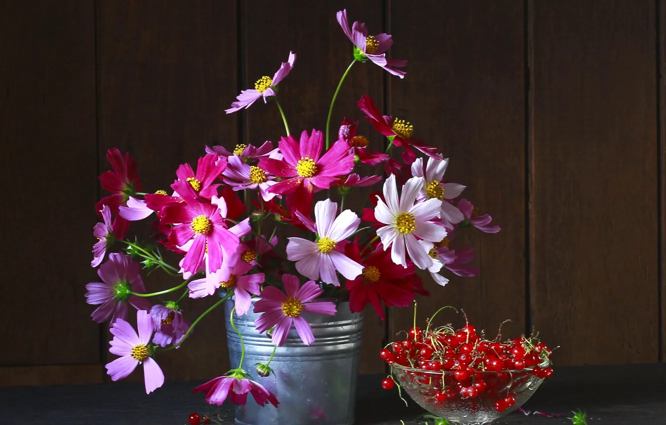 Photo wallpaper flowers, red, berries, table, bright, Board, bouquet, bucket