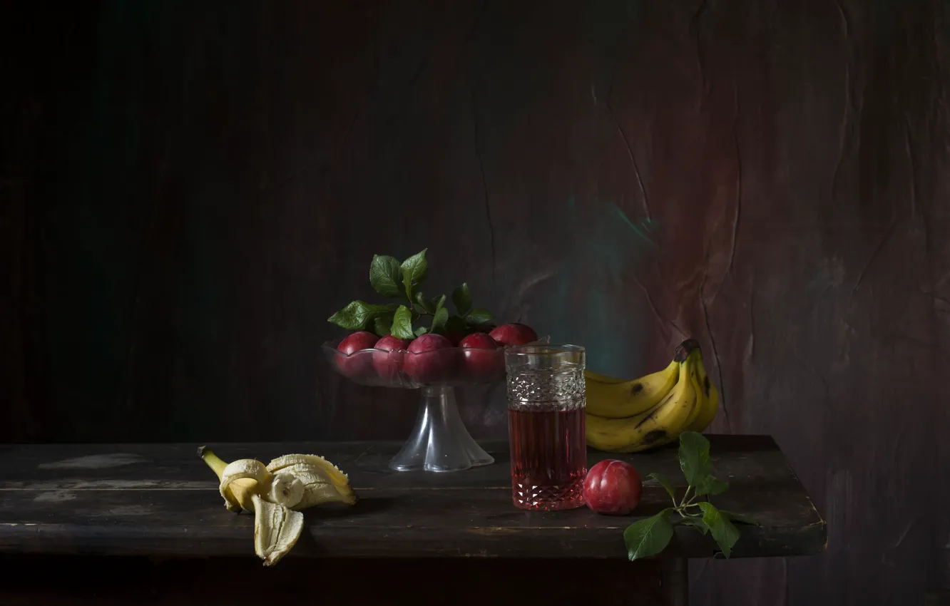 Photo wallpaper glass, leaves, glass, the dark background, table, Board, bananas, dishes