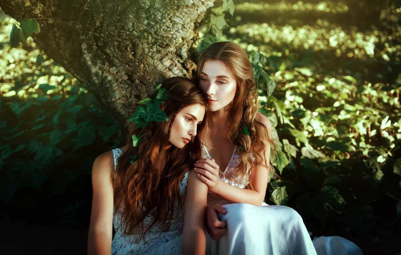 Photo wallpaper trees, mood, two girls, Marie Lau, Monse Chestnut