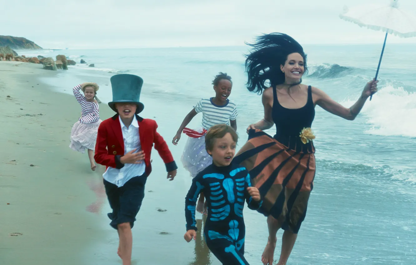 Photo wallpaper sand, sea, beach, joy, children, umbrella, barefoot, actress