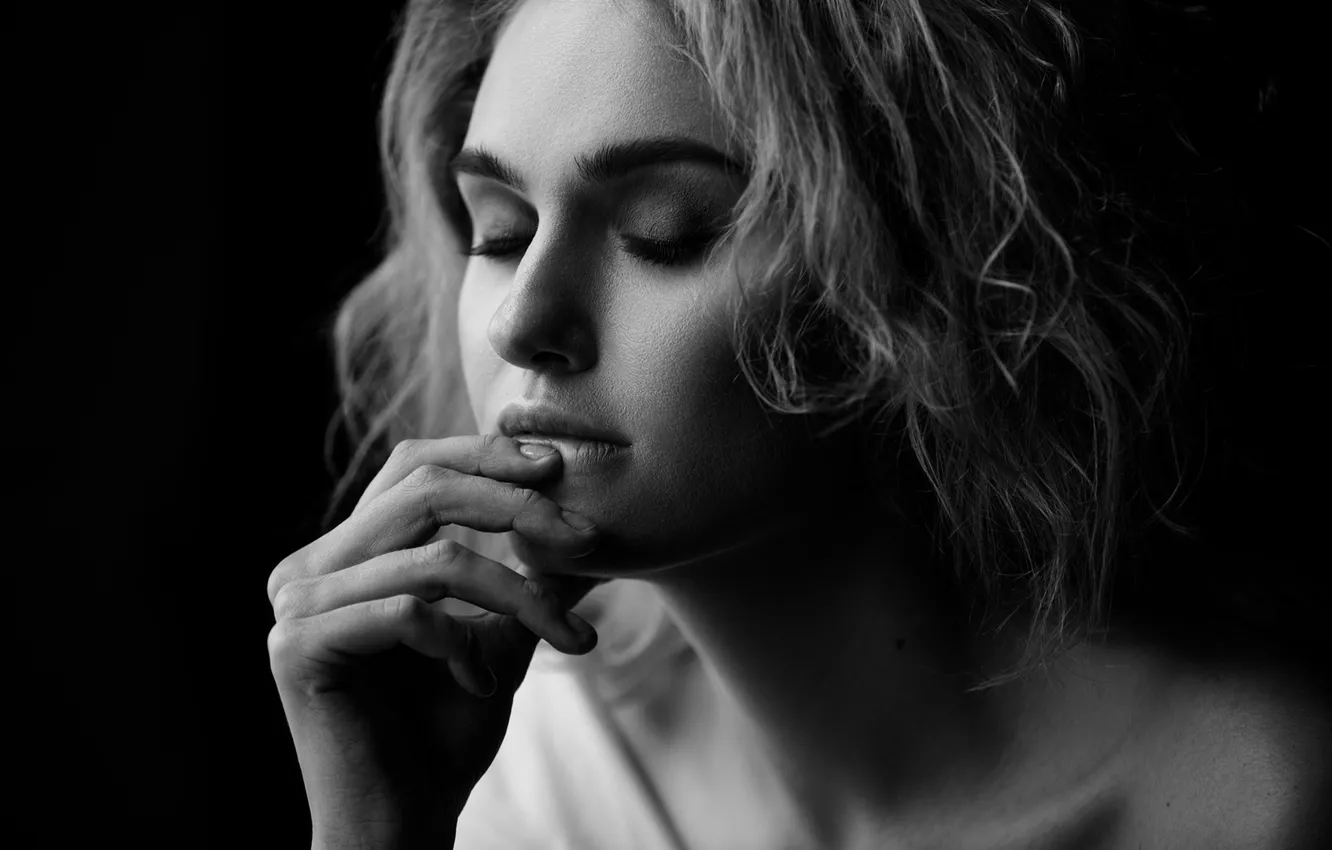 Photo wallpaper girl, face, portrait, black and white