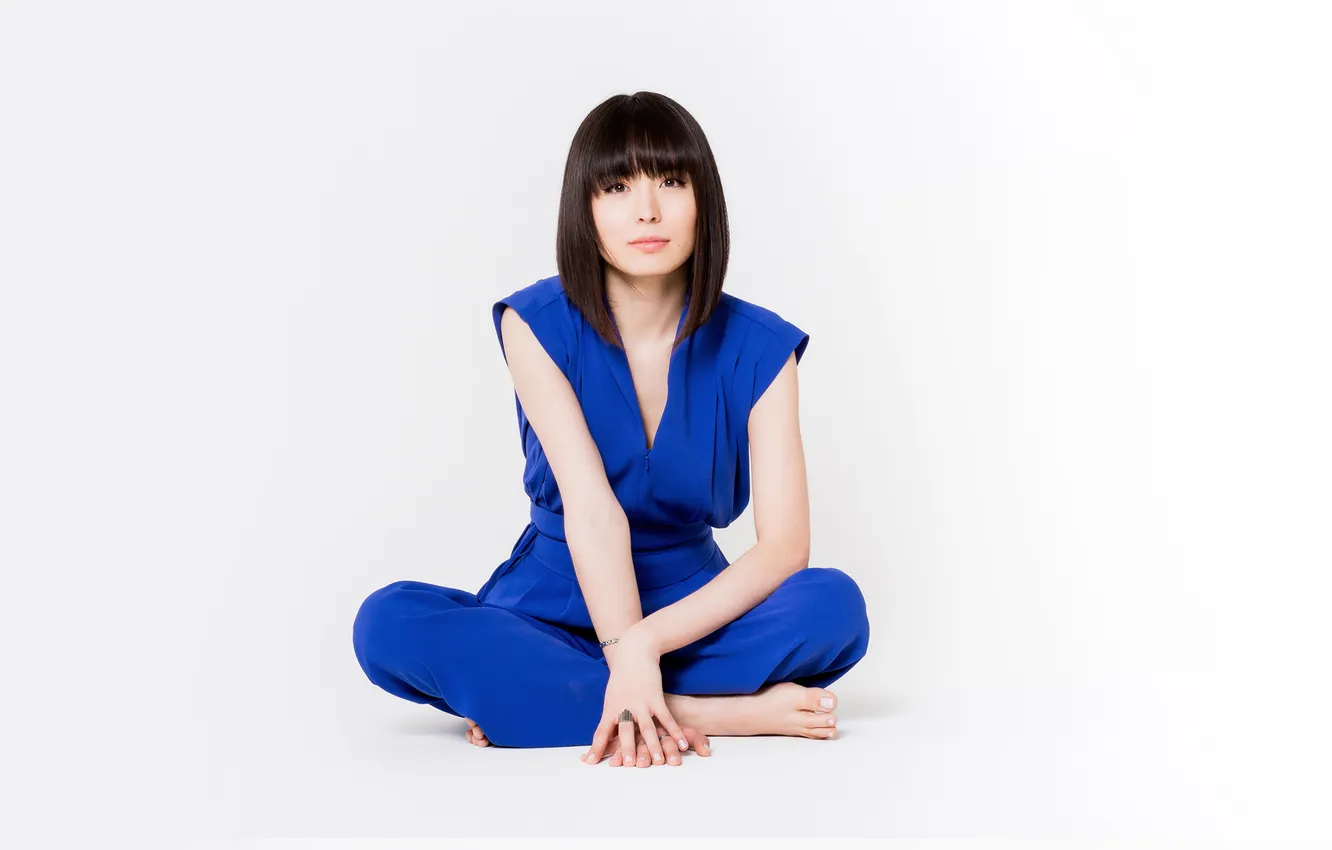 Photo wallpaper Asian, barefoot, women, brunette, sitting, musician, legs crossed, women indoors