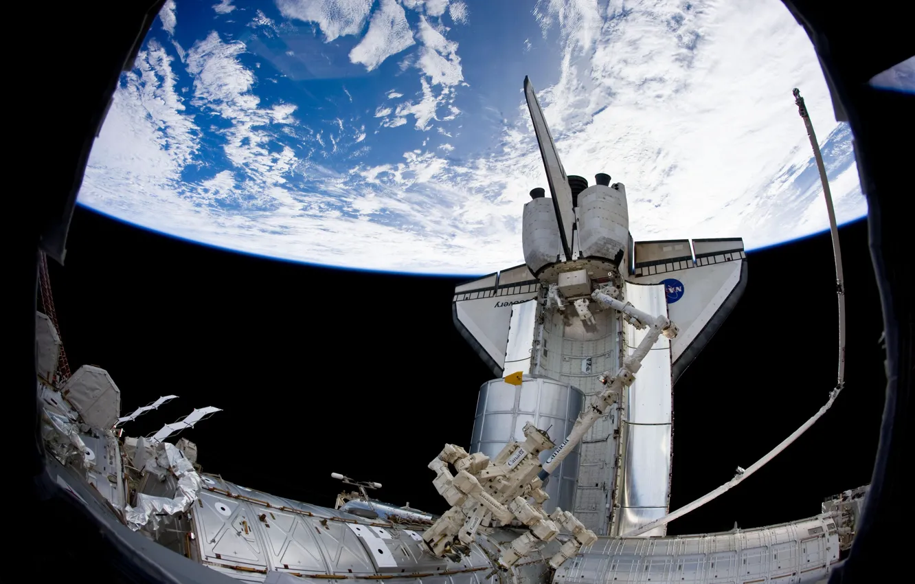 Photo wallpaper space, astronauts, ISS, manipulator, The Shuttle Discovery