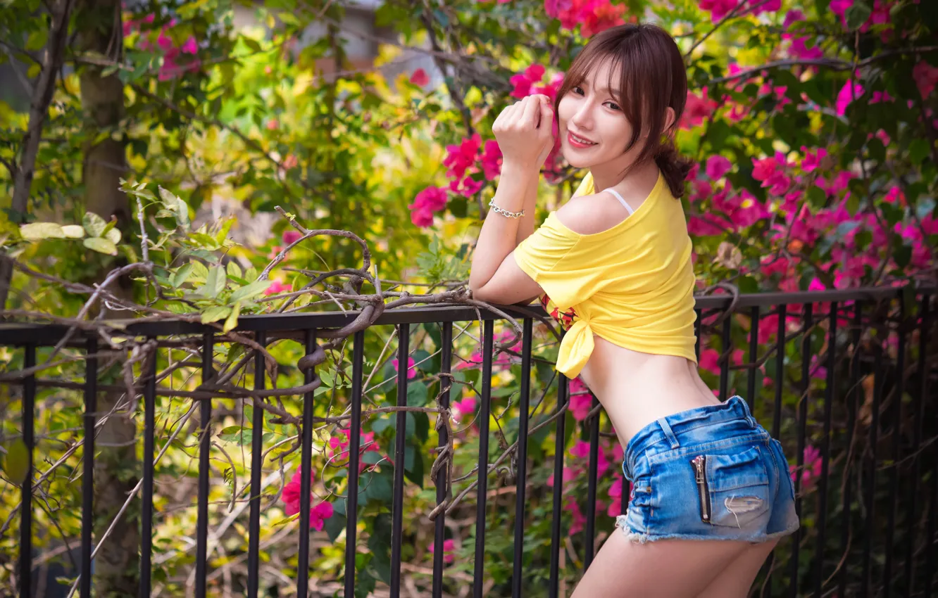 Photo wallpaper summer, look, girl, face, shorts, legs, cutie
