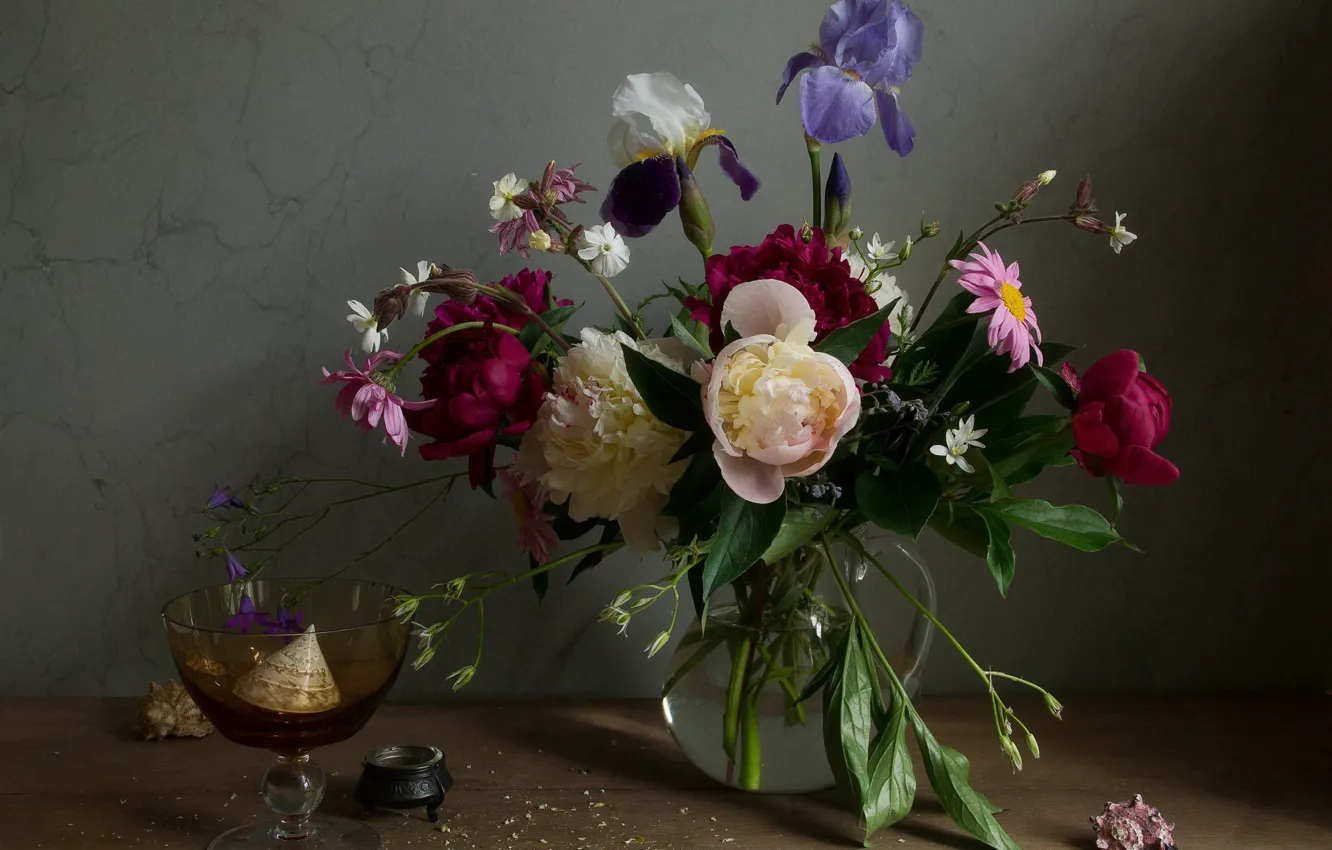 Photo wallpaper leaves, flowers, table, glass, bouquet, vase, shell, pink