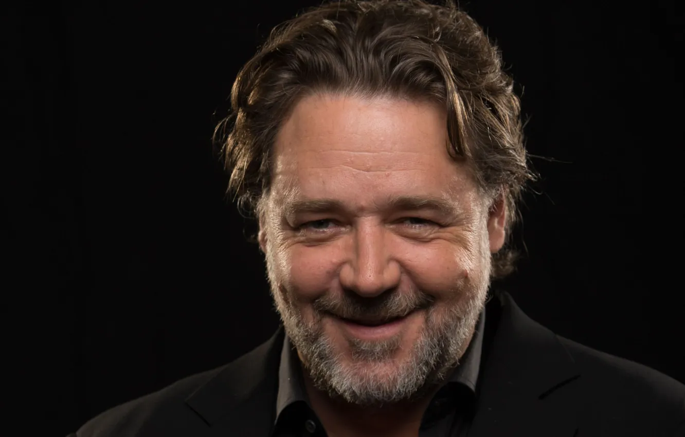 Photo wallpaper portrait, actor, black background, Russell Crowe, Russell Crowe