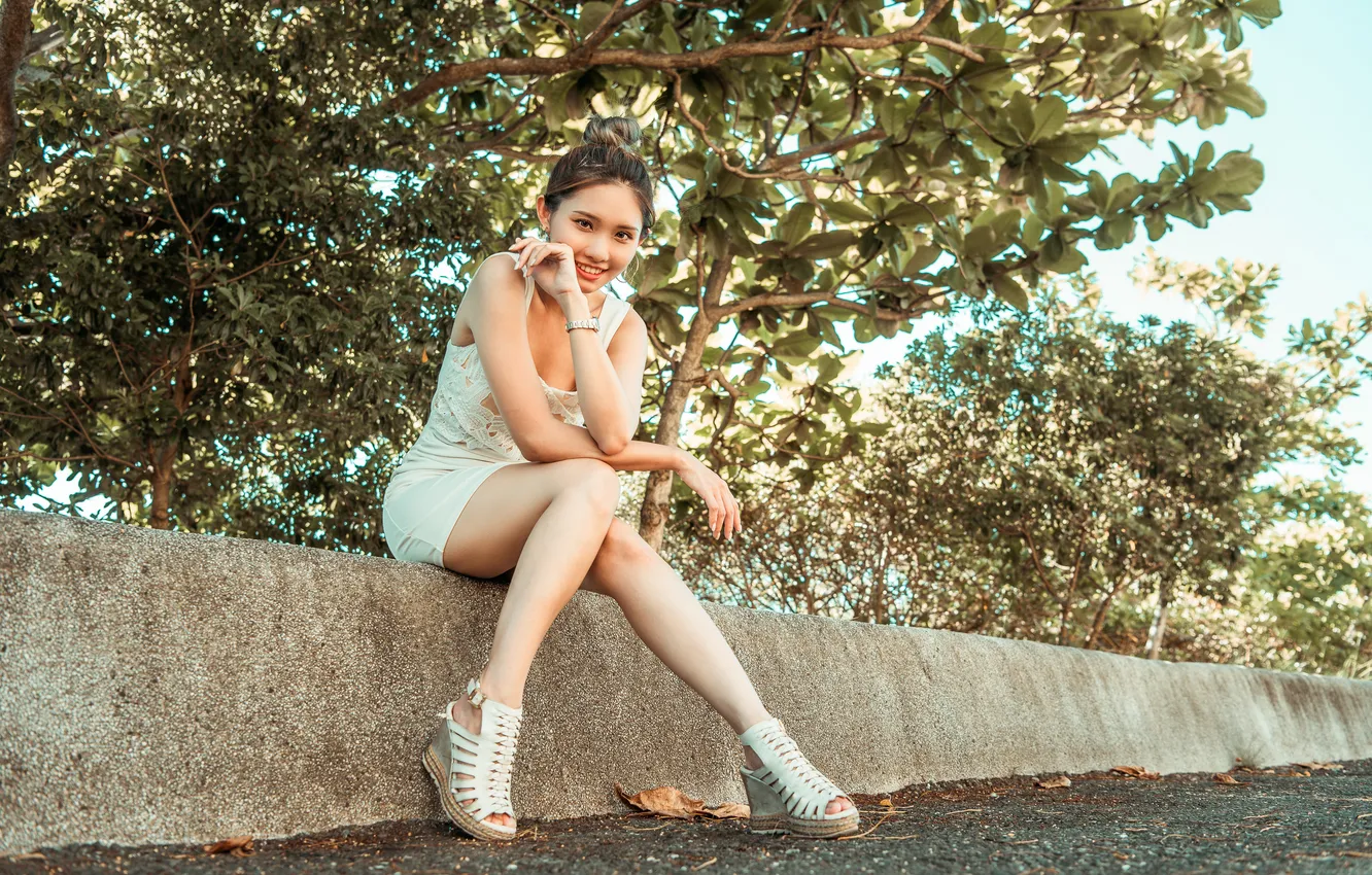 Photo wallpaper look, asphalt, the sun, trees, pose, model, portrait, hands