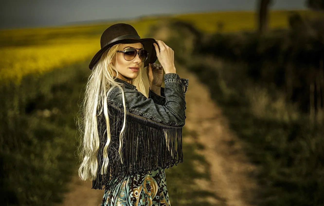Photo wallpaper girl, model, hat, glasses, dzhinsovka