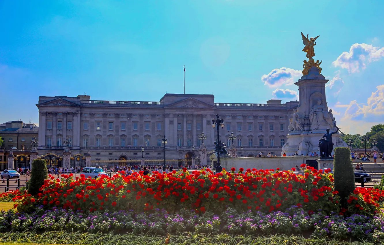 Photo wallpaper the sky, flowers, England, London, monument, Buckingham Palace