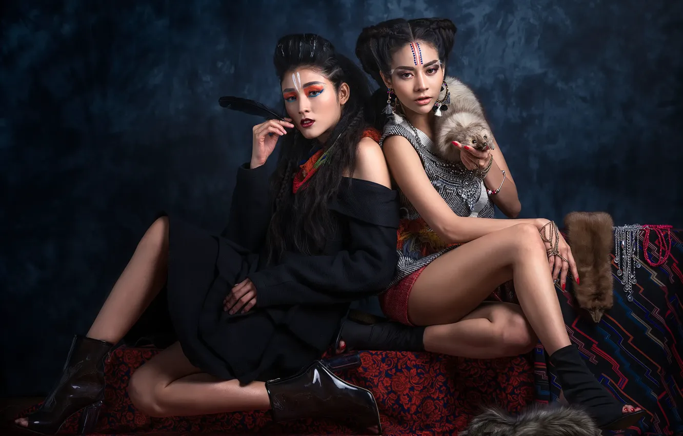 Photo wallpaper decoration, makeup, fur, two girls, Chakrit Chanpen, Fah and Winamp