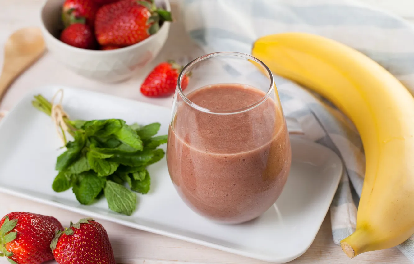 Photo wallpaper glass, strawberry, bananas, mint, smoothies