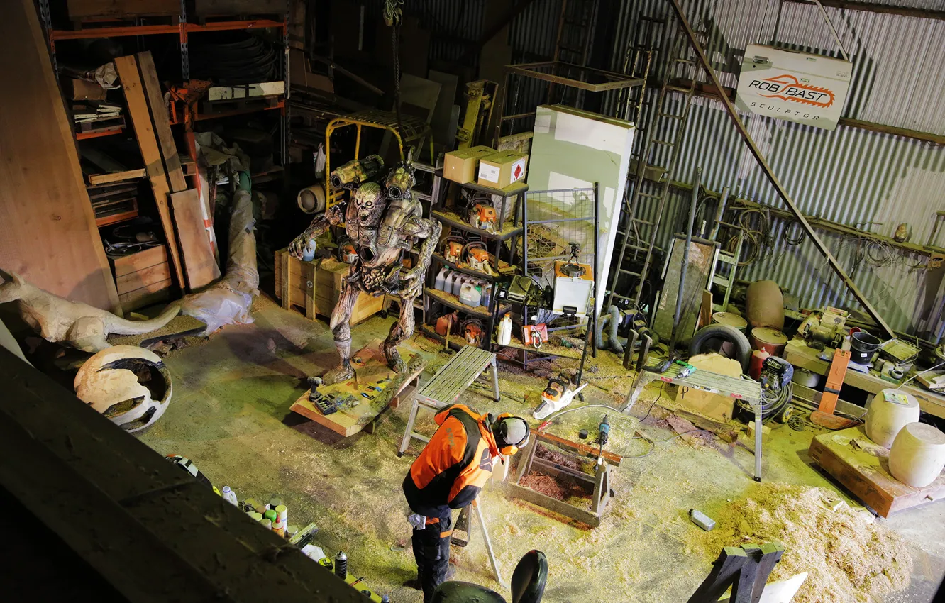 Photo wallpaper wood, artist, creature, Doom, tools, sculpture, Workshop, Chainsaws