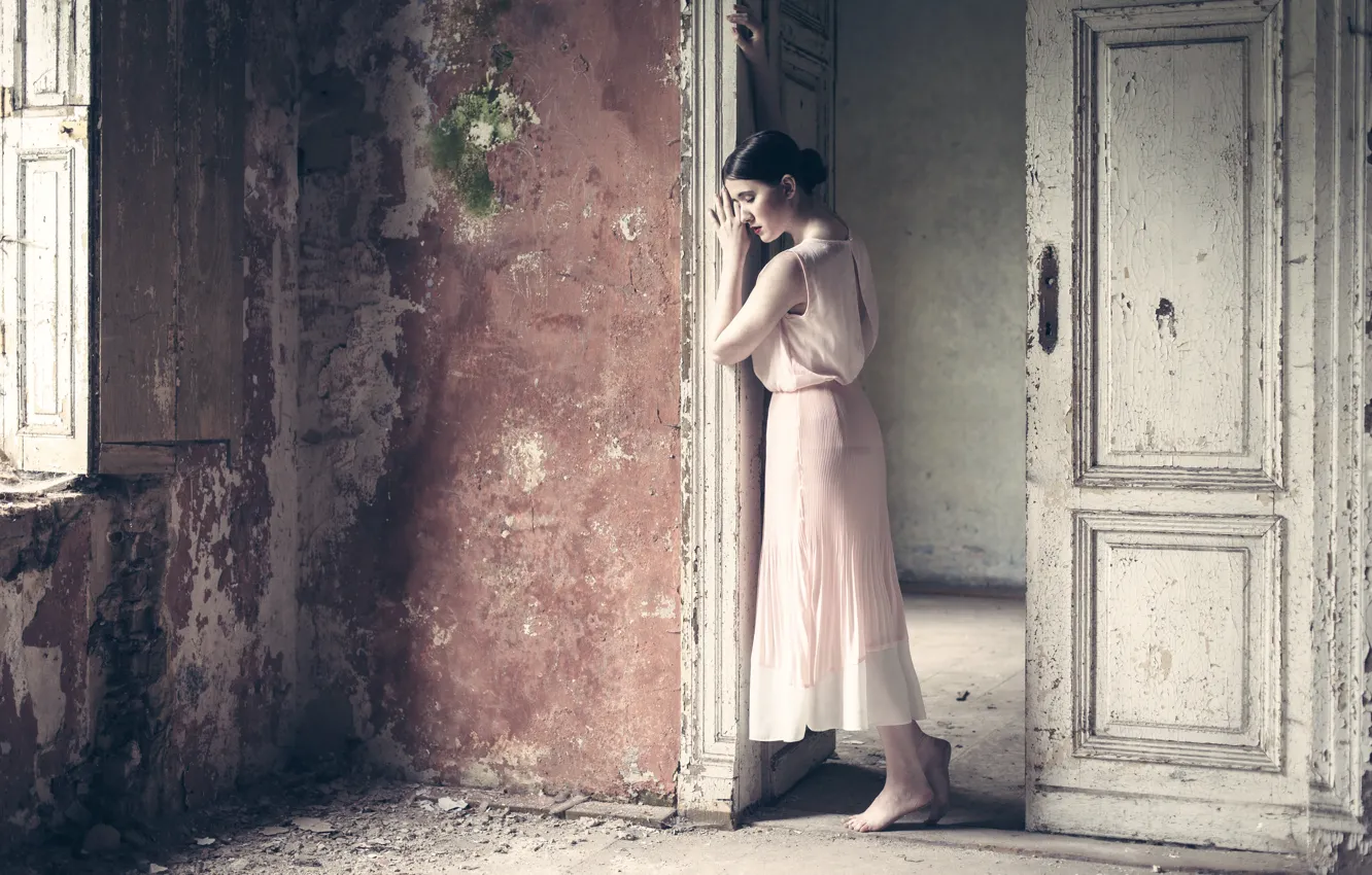 Photo wallpaper girl, the door, the empty room, empty room