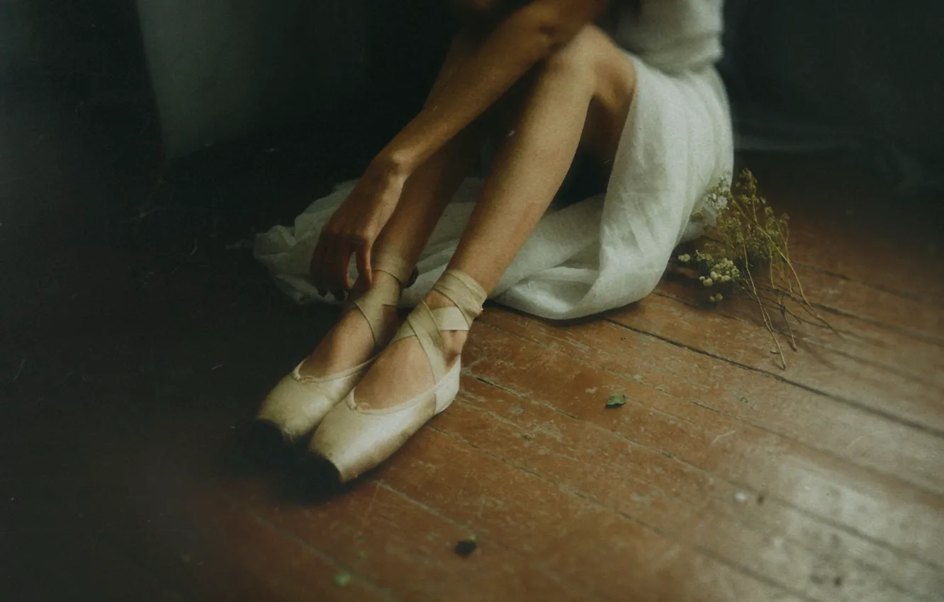 Photo wallpaper ballerina, sitting on the floor, Pointe shoes