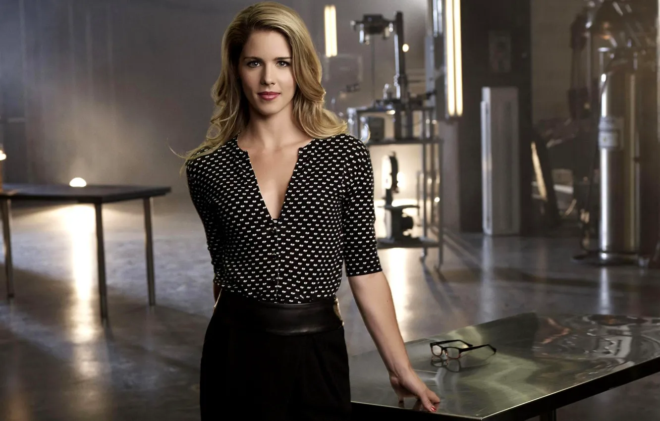 Photo wallpaper girl, table, actress, glasses, blonde, the series, Arrow, Arrow
