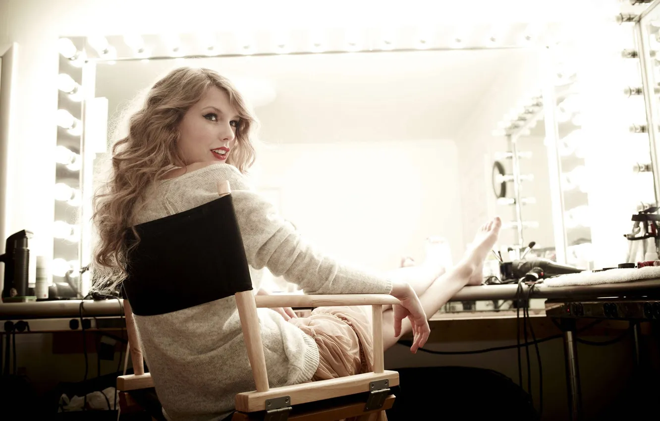 Photo wallpaper smile, Taylor, sitting, Swift, in the dressing room