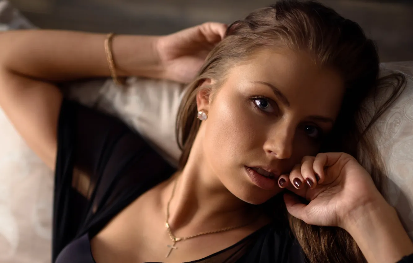 Photo wallpaper look, girl, decoration, model, portrait, pillow, brown hair, sexy