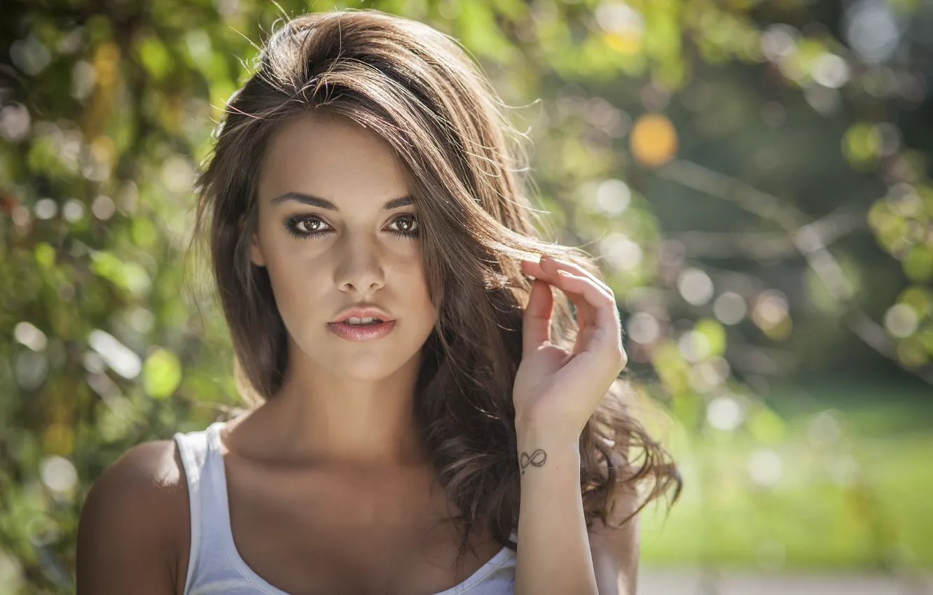 Photo wallpaper portrait, brown-eyed, Anita in the sun